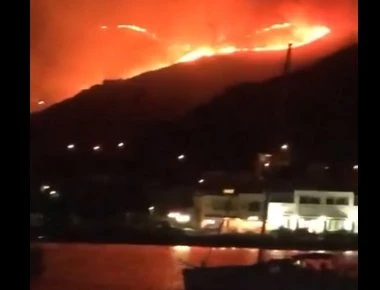 Στο έλεος της φωτιάς δάσος στην Τζια - Χωρίς δυνάμεις πυροσβεστικής το νησί (βίντεο)